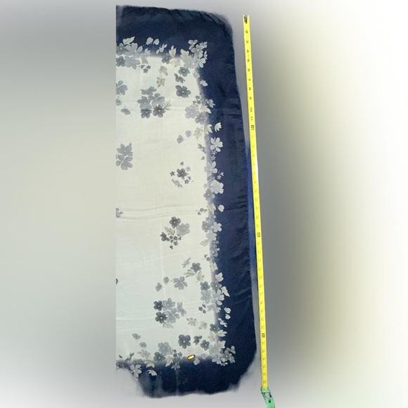 NWT Noreel Floral Scarf in Navy and Cream - Picture 3 of 3